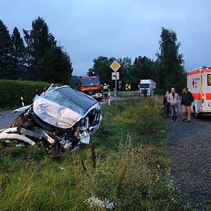 Kreis Kronach: Auto und Lkw kollidieren frontal – Zwei junge Menschen schwer verletzt