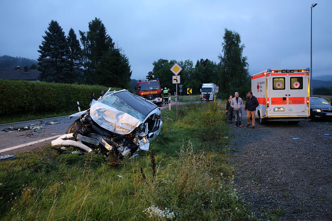 Kreis Kronach: Auto und Lkw kollidieren frontal – Zwei junge Menschen schwer verletzt