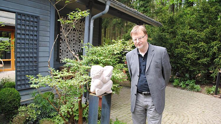 Reinhard Heinritz im Thieracher Kunstgarten. Carolin Herrmann