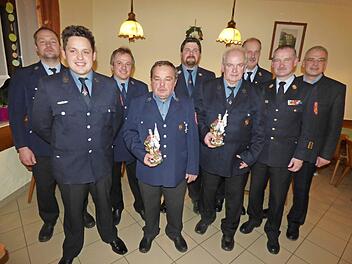 Zweiter Vorsitzender Thorsten Hofmann, Zweiter Kommandant Kevin Hofmann, Vorsitzender Ludwig Zitzmann, Rudi Helldörfer, Kommandant Volker Brendel, Ludwig Schmitt, KBM Michael Lorke, KBR Oliver Flake und Hanngörg Zimmermann  Foto: Thomas Weichert