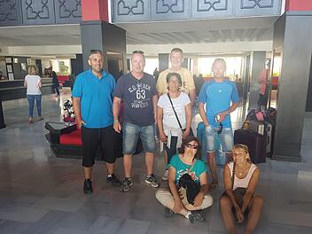 Schon seit Samstag sollten sie wieder zu Hause sein. Doch eine Reisegruppe aus Neustadt sitzt noch immer in Marokko fest.privat