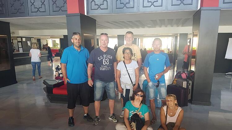 Schon seit Samstag sollten sie wieder zu Hause sein. Doch eine Reisegruppe aus Neustadt sitzt noch immer in Marokko fest.privat