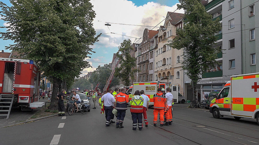 Dachstuhl eines Mehrfamilienhauses fängt Feuer