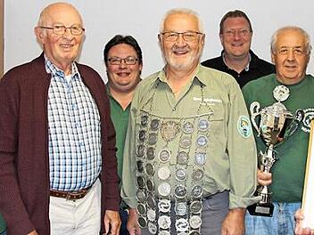 Sie hatten viel zu feiern bei der Angelgemeinschaft W&ouml;rlsdorf (von links): Zweiter Vorsitzender Martin S&uuml;nkel, 2. Ritter Ulrich Michel, Vorsitzender Matthias Streng, Angelk&ouml;nig Rolf Siegelin, B&uuml;rgermeister Michael Keilich, 1. Ritter und Pokalgewinner Rudi Schmidt und Ehrenmitglied Wolfgang Vorndran  Foto: Alexandra Kemnitzer