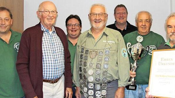Sie hatten viel zu feiern bei der Angelgemeinschaft W&ouml;rlsdorf (von links): Zweiter Vorsitzender Martin S&uuml;nkel, 2. Ritter Ulrich Michel, Vorsitzender Matthias Streng, Angelk&ouml;nig Rolf Siegelin, B&uuml;rgermeister Michael Keilich, 1. Ritter und Pokalgewinner Rudi Schmidt und Ehrenmitglied Wolfgang Vorndran  Foto: Alexandra Kemnitzer