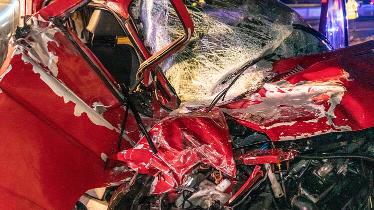 Laster und VW-Bus kollidieren im Baustellenbereich