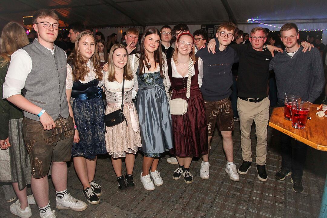Dirndl vs. Lederhosen