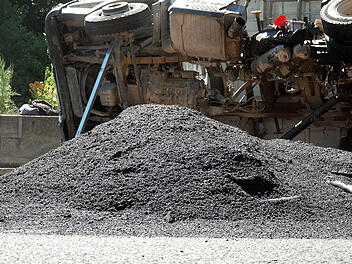 F&uuml;nf Tonnen fl&uuml;ssiger Asphalt verteilt sich auf der A3: Umgekippter Lastwagen sorgt f&uuml;r Chaos