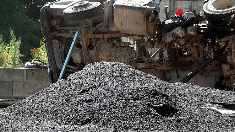 F&uuml;nf Tonnen fl&uuml;ssiger Asphalt verteilt sich auf der A3: Umgekippter Lastwagen sorgt f&uuml;r Chaos