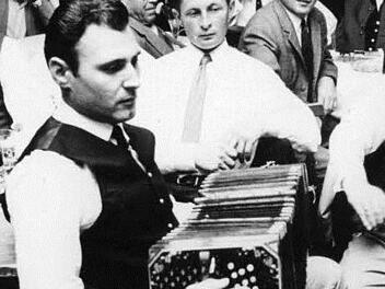 Der junge Georg Krodel (links) spielt mit seinem damaligen Partner bei Live-Aufnahmen für den Bayerischen Rundfunk in der Pulvermühle in Waischenfeld. Foto: privat