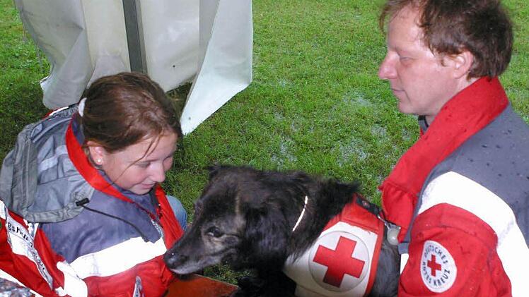 Sarah Kunz und Frank Groß haben Rettungshund Luna in ihre Mitte genommen.