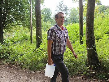 Unterwegs zum Hollerbrünnlein im Forchheimer Ortsteil Buckenhofen: Das Wasserholen ist für Reiner Büttner auch während des Wahlkampfes ein entspannendes Ritual.  Fotos: Barbara Herbst