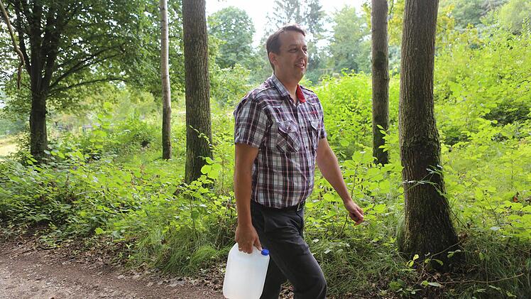 Unterwegs zum Hollerbrünnlein im Forchheimer Ortsteil Buckenhofen: Das Wasserholen ist für Reiner Büttner auch während des Wahlkampfes ein entspannendes Ritual.  Fotos: Barbara Herbst