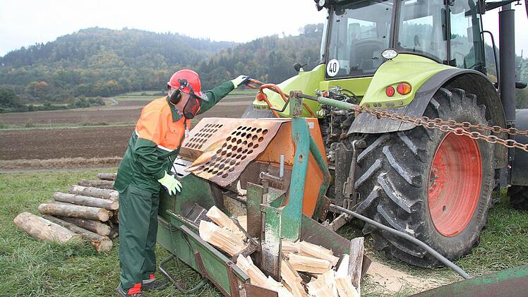 Werner Friedlein zeigt, wie schnell Brennholz heute gemacht werden kann - alles geht automatisch.