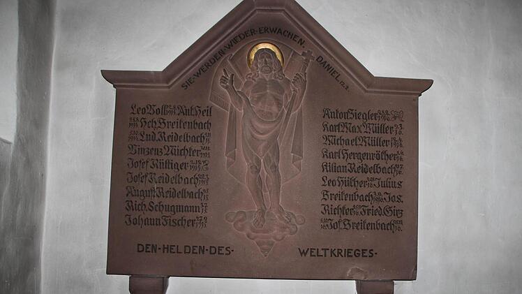 Auch in der Oberbacher Kirche finden sich zwei Gedenktafeln zum Ersten Weltkrieg. Fotos: Ulrike Müller