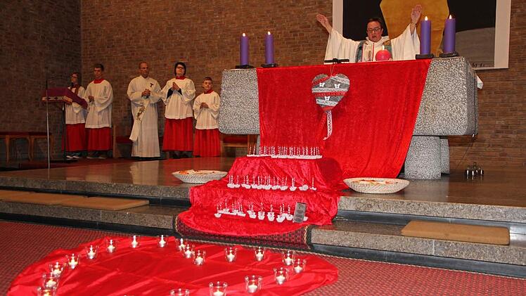 Der Altar war rot geschmückt. Foto: Mathias Erlwein