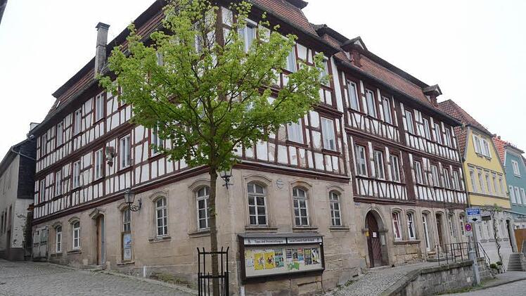 Diese denkmalgeschützten Gebäude in der Amtsgerichtsstraße (vom Rathaus kommend links anschließend vom historischen Rathaus) werden von einem Investor restauriert und saniert, das freut die Mitglieder des Bau-, Stadtentwicklungs- und Wirtschaftsausschusses.  Foto: K.- H. Hofmann