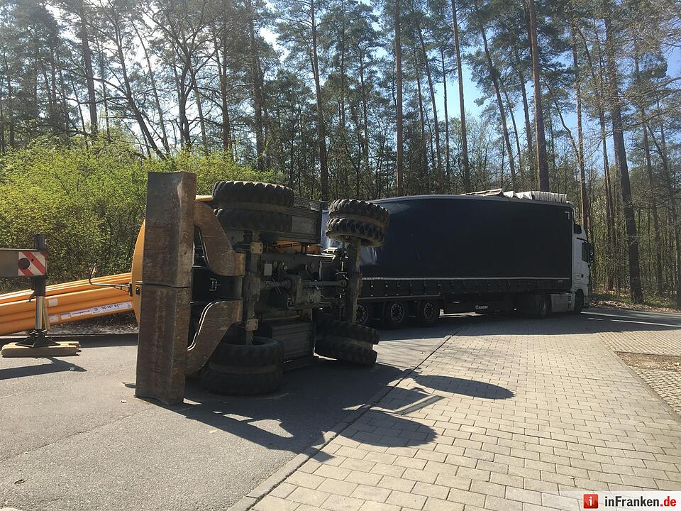 Erlangen: Bagger kippt auf Unigelände um