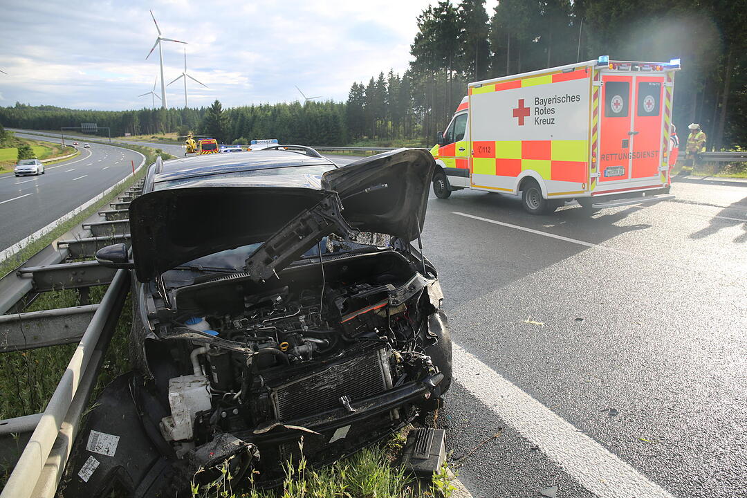 Schwerer Unfall auf der A9: Auto gerät auf nasser Straße ins Schleudern – Gaffer filmen