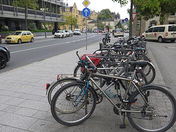 Auslaufmodell: Teuere Fahrräder und einfache Abstellmöglichkeiten wie hier am Coburger Bahnhof passen nicht gut zusammen. Deshalb  gibt es ein Projekt, um schon bald sichere Abstellboxen in einigen ausgesuchten Gemeinden  im  Landkreis bieten zu können.
