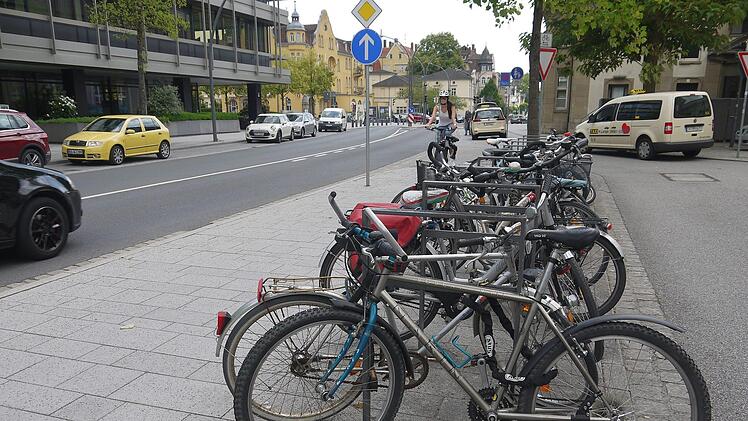 Auslaufmodell: Teuere Fahrräder und einfache Abstellmöglichkeiten wie hier am Coburger Bahnhof passen nicht gut zusammen. Deshalb  gibt es ein Projekt, um schon bald sichere Abstellboxen in einigen ausgesuchten Gemeinden  im  Landkreis bieten zu können.