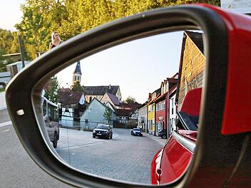 Die Ludwigstraße in Poppenlauer wurde saniert und ist bereits seit Oktober 2018 wieder befahrbar. Doch das Pflaster soll noch einmal herausgerissen  werden, da es nach Feststellungen eines Gutachters schlecht verlegt worden sein soll.  Dieter Britz