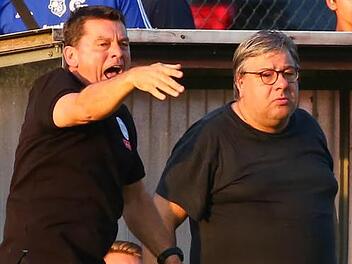 Ärger programmiert! Ebersdorfs Vorsitzender Gerd Friedrich (rechts) und Trainer Dieter Kurth (links) müssen mit einem Abzug von drei Punkten rechnen. Und das nur wegen eines zu spät im Internet hochgeladenen Passbildes von Neuzugang Antangana Belibi. Foto: CT-Archiv