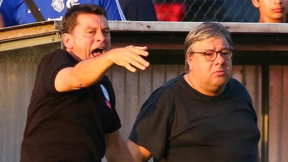 Ärger programmiert! Ebersdorfs Vorsitzender Gerd Friedrich (rechts) und Trainer Dieter Kurth (links) müssen mit einem Abzug von drei Punkten rechnen. Und das nur wegen eines zu spät im Internet hochgeladenen Passbildes von Neuzugang Antangana Belibi. Foto: CT-Archiv
