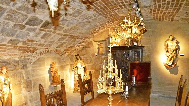 Geradezu mystisch wirkt der Skulpturenkeller in der neuen Filiale des Kunsthandels Senger am Geyerswörthplatz.