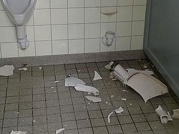 Sinnloser Vandalismus zwingt die Kommune, zur Schadensbeseitigung an der öffentlichen Toilettenanlage im Domänenbereich erhebliche Haushaltsmittel einzusetzen.     Foto: Gemeinde Sonnefeld