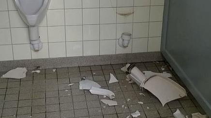 Sinnloser Vandalismus zwingt die Kommune, zur Schadensbeseitigung an der öffentlichen Toilettenanlage im Domänenbereich erhebliche Haushaltsmittel einzusetzen.     Foto: Gemeinde Sonnefeld