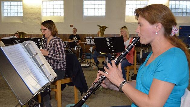 Andrea B&uuml;schel (an der Klarinette) und ihre Kollegen von den Ro&szlig;felder Musikanten haben in einer Maschinenhalle eine neue vor&uuml;bergehende Heimat gefunden. Der eigentliche Probenraum ist aufgrund der aktuell geltenden Abstandsregelungen viel zu klein.  Foto: Gabi Bertram