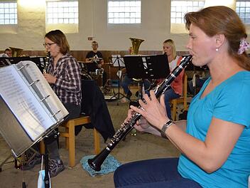 Andrea Büschel (an der Klarinette) und ihre Kollegen von den Roßfelder Musikanten haben in einer Maschinenhalle eine neue vorübergehende Heimat gefunden. Der eigentliche Probenraum ist aufgrund der aktuell geltenden Abstandsregelungen viel zu klein.  Foto: Gabi Bertram