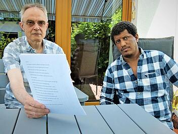 Hussen Adem Eshetu mit seinem Betreuer Hanns-Georg Schmidt. Die Klage auf ein Bleiberecht des Äthiopiers hat das Verwaltungsgericht Bayreuth erneut abgewiesen.  Foto: Archiv/Werner Reißaus