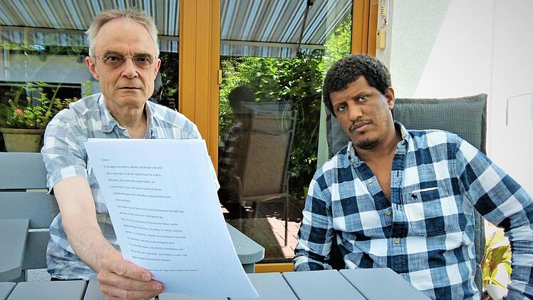 Hussen Adem Eshetu mit seinem Betreuer Hanns-Georg Schmidt. Die Klage auf ein Bleiberecht des Äthiopiers hat das Verwaltungsgericht Bayreuth erneut abgewiesen.  Foto: Archiv/Werner Reißaus