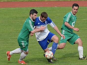 Nico Limpert (Mitte) unter Druck: Die Garitzer Tobias Ehrenberg (links) und Sandro Cazzella attackieren den ballführenden FCler.  Foto: ssp