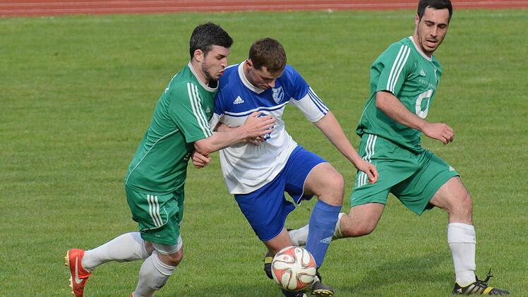 Nico Limpert (Mitte) unter Druck: Die Garitzer Tobias Ehrenberg (links) und Sandro Cazzella attackieren den ballführenden FCler.  Foto: ssp