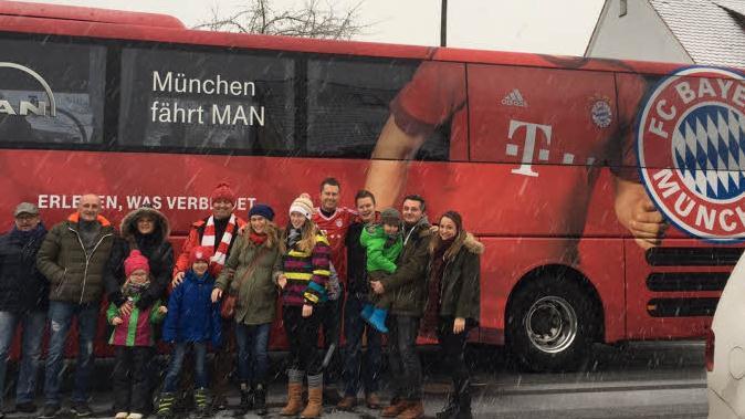 Zugegeben: Es ist nicht der offizielle Mannschaftsbus des FC Bayern, der Markus Mamat und Familie in Forchheim vor der Haustüre abholte. Aber auch die Version der A-Junioren macht einiges her.  Foto: privat