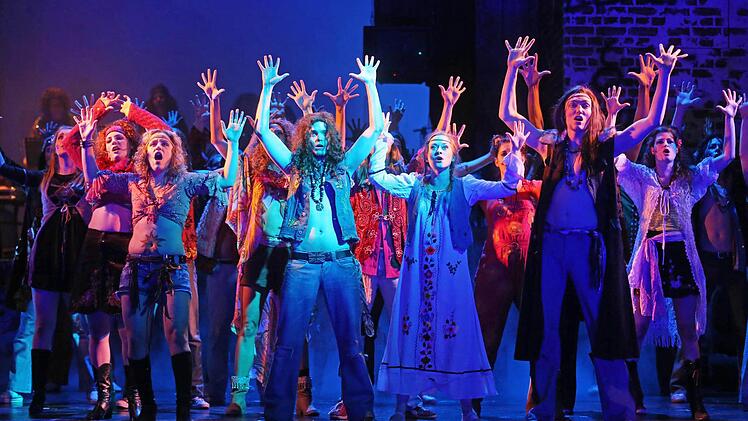 "Hair" war in der Saison 2014/2015 eine der aufwendigsten Produktionen und zugleich der Quotenhit am Landestheater mit 102 Prozent Platzauslastung. Aber nun lautet ein Vorschlag der Berater von PriceWaterhouseCoopers, die Ausgaben fürs Theater zurückzufahren.  Foto: Archiv/Henning Rosenbusch