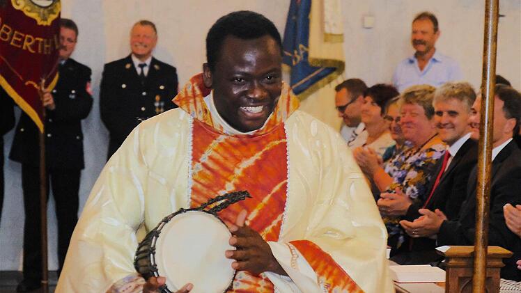 Blaise Okpanachi mit seiner Bongotrommel. Foto: Gerd Schaar