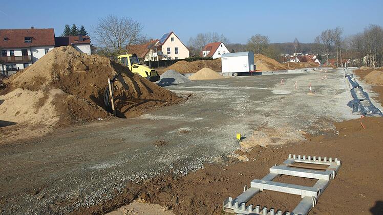 In den nächsten Wochen wird die Erschließung des Baugebiets "Westlich der Ziegelei" in Ebenhausen mit elf Grundstücken abgeschlossen. Foto: Stefan Geiger