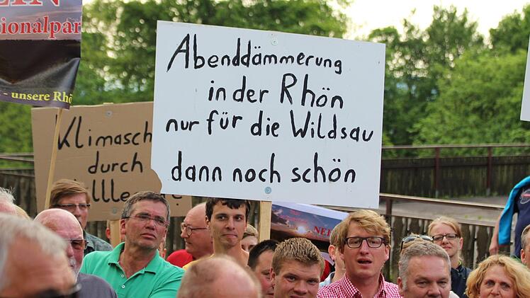 Demonstration vor dem Kloster Kreuzberg. Foto Sebastian Schmitt
