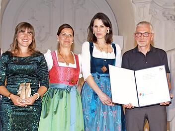 Mit der Urkunde ist die Fatschenbrunner Hutzelkultur nun offiziell immaterielles Kulturerbe. Bei der Auszeichnung (von links): Hannah Hümmer, Ruth Hümmer-Hutzel, Moderatorin Traudl Siferlinger, Staatsministerin für Wissenschaft und Kunst, Marion Kiechle, Franz Hümmer und Karl Stapf.  Foto: Sabine Weinbeer