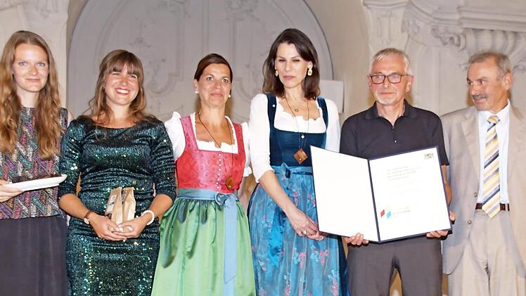 Mit der Urkunde ist die Fatschenbrunner Hutzelkultur nun offiziell immaterielles Kulturerbe. Bei der Auszeichnung (von links): Hannah Hümmer, Ruth Hümmer-Hutzel, Moderatorin Traudl Siferlinger, Staatsministerin für Wissenschaft und Kunst, Marion Kiechle, Franz Hümmer und Karl Stapf.  Foto: Sabine Weinbeer
