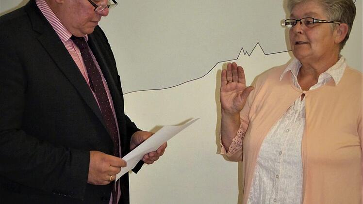 Bürgermeister Volker Schmiechen nahm Inge Winkler (SPD) den Amtseid ab. Foto: Werner Reißaus