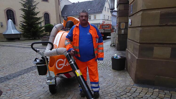 Peter Fell führte den neuen E-Sauger der Stadt, den sogenannten Glutton, vor dem Rathaus vor. Thomas Ahnert
