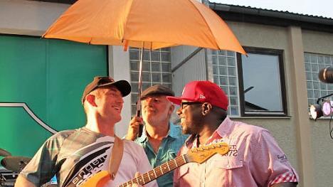 Gut beschirmt musizieren "Orange Shakers"-Sänger Larry Rayford (rechts) und Gitarrist Stefan Kratovil (links). Beim Auftritt in Unnersdorf brauchen sie keinen Regenschutz.  Foto: Stephan Stöckel