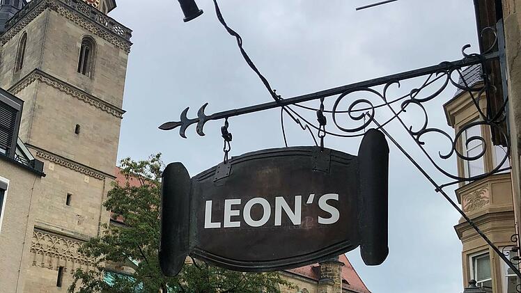 "Leon's": Neue Kneipe in Bayreuth eröffnet mit Gassenschänke