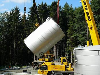 Im Sommer vergangenen  Jahres wurden die beiden  Trinkwasser-Stahltanks mit  Autokränen bei den Bauarbeiten des neuen Hochbehälters in Position gebracht. Foto: Klaus-Peter Wulf