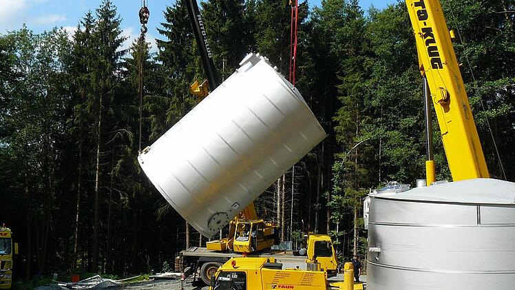 Im Sommer vergangenen  Jahres wurden die beiden  Trinkwasser-Stahltanks mit  Autokränen bei den Bauarbeiten des neuen Hochbehälters in Position gebracht. Foto: Klaus-Peter Wulf